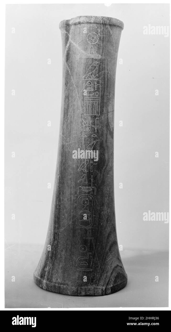 Stand pour un bassin d'offrande avec le nom de roi Khafre ca.2520–2494 C.-B. le vieux Royaume ressemble à celui portant le nom d'un roi aurait été associé à un temple de dieu ou à un complexe funéraire royal,Mais la meilleure preuve pour l'utilisation et le placement de tels stands vient de tombes privées où ils sont documentés comme ayant se tenir de chaque côté d'une table d'offrande ou d'une dalle d'offrande devant la fausse porte.Middle Kingdom preuve indique ce type de stand d'offrande tenu principalement de l'encens.Les charbons d'encens peuvent avoir été placés dans un bol en poterie ou directement sur la pierre.Nourriture placée sur l'adja Banque D'Images