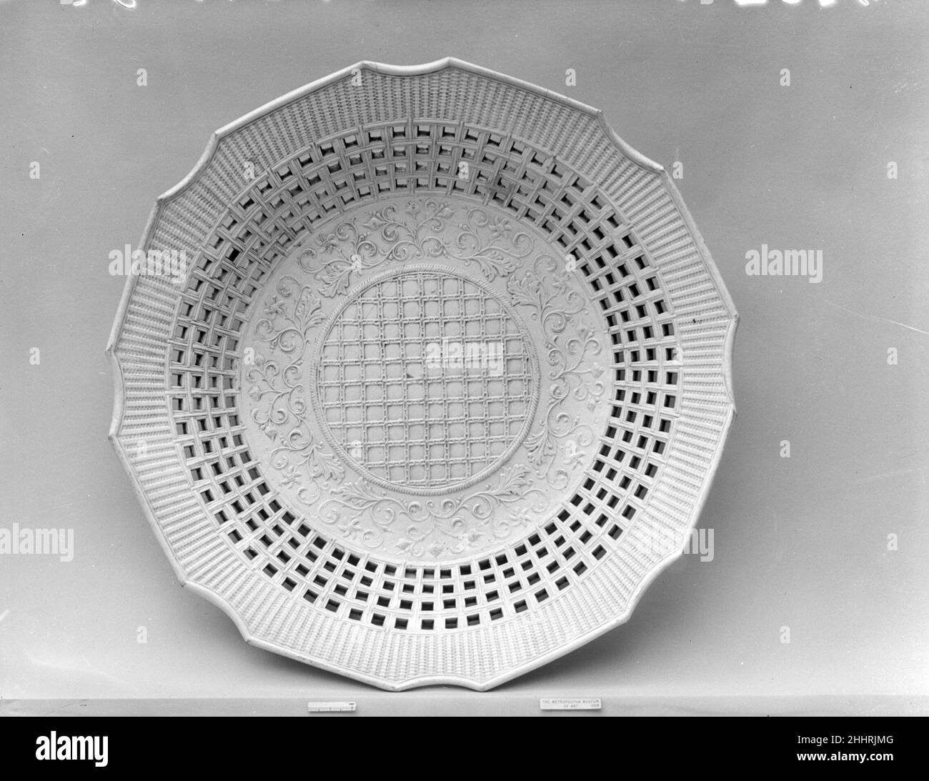 Plat ca.1770 Grande-Bretagne (marché américain).Plat.Britannique (marché américain). CA.1770. Grès.Fabriqué à Staffordshire, Angleterre Banque D'Images