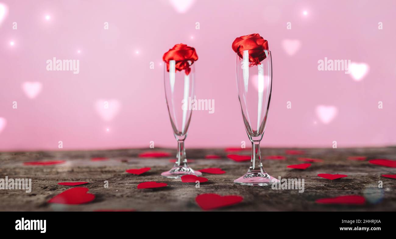 gobelets de champagne aux coeurs rouges pour la saint-valentin Banque D'Images