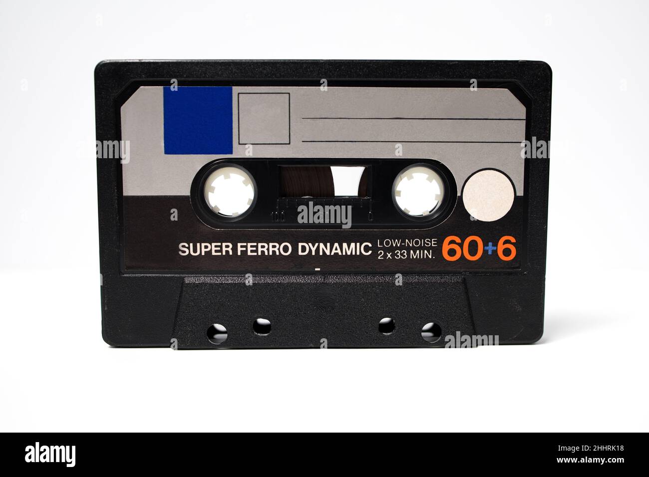 une cassette audio d'époque avec fond blanc.Style rétro 70s 80s.Cassette audio, musique rétro. Banque D'Images