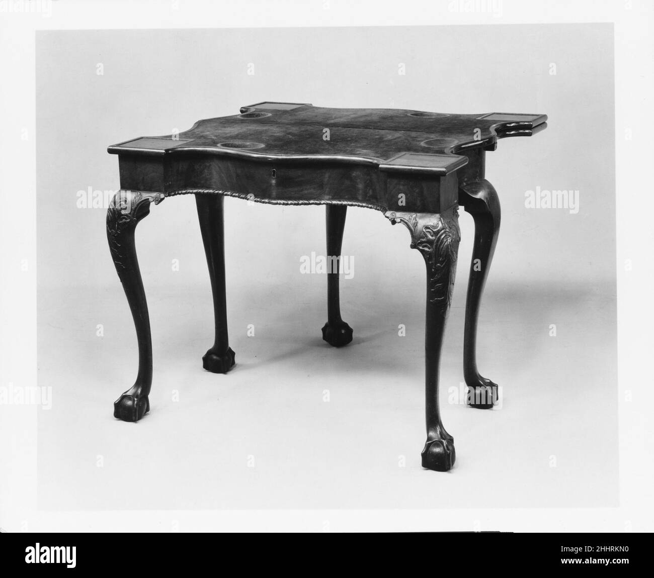 Carte et table de backgammon 1760–90 American la surface de jeu supérieure de cette table de jeu de tripletop rare est incrustée de motifs de backgammon et de planches d'échecs; la partie inférieure est bordée de baize pour les cartes à jouer.Sinon, la table est caractéristique d'un petit groupe de tables de cartes New York avec des fronts de serpentin audacieux.Carte et table de backgammon.Américain.1760–90.Acajou, placage acajou, incrustations de bois de rose et de satinwood, hêtre, peuplier tulipe.Fabriqué à New York, New York, États-Unis Banque D'Images