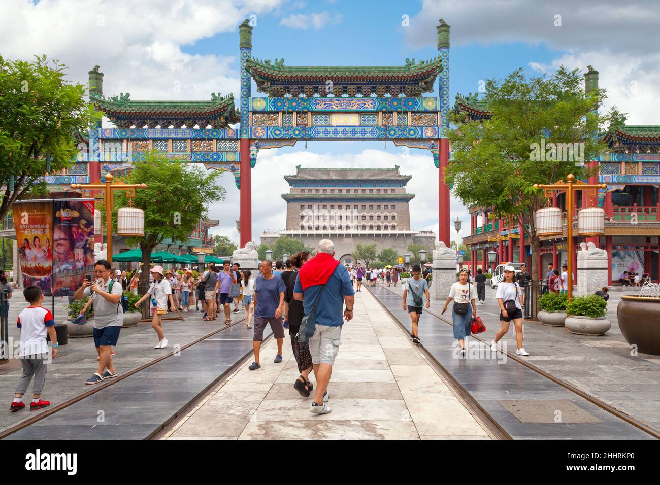 Beijing, Chine - août 07 2018 : le pont de Zhengyang est l'entrée de l'avenue Qianmen, une rue commerciale traditionnelle en face de la porte de Qianmen. Banque D'Images