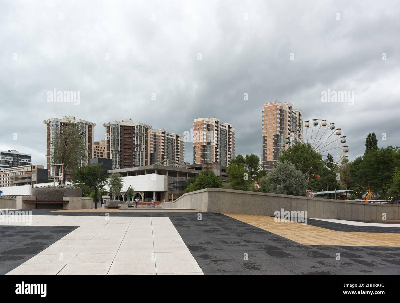 Novorossiysk, Russie, 13 août 2021 : un nouveau remblai et un parc d'attractions à côté de nouveaux bâtiments dans la ville du sud.Nuageux jour d'été Banque D'Images