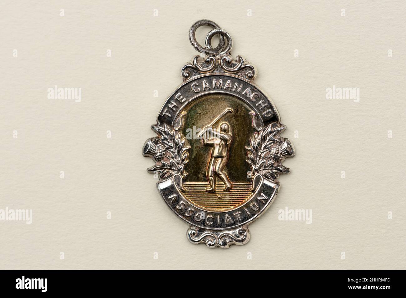 Médaille des gagnants de la coupe Camanachd.Trophée de ruban bleu de Shinty, joué pour chaque saison, et c'est une image de la médaille traditionnelle des gagnants. Banque D'Images