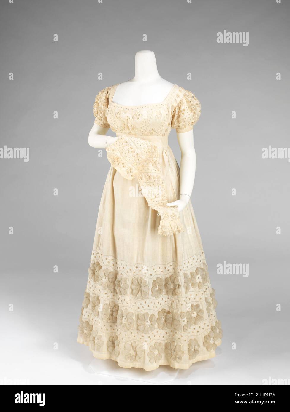 Robe de soirée ca.1820 American la puffing est une caractéristique complexe  rare exécutée complètement à la main et montre les emplacements typiques de  décoration de cette période, avec des détails d'épaule et