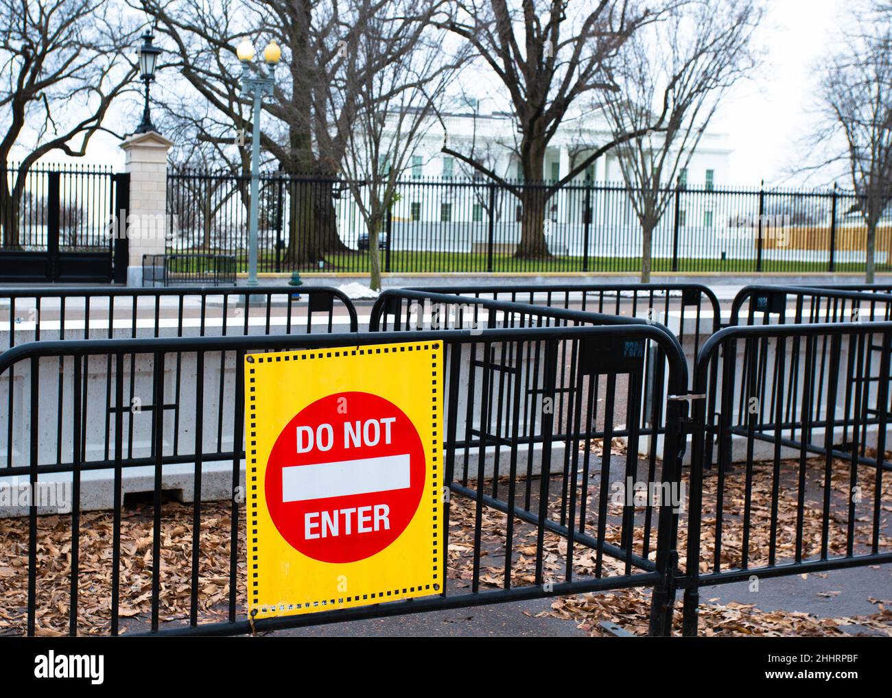 Panneau d'avertissement de zone restreinte sur la barrière de barricade entourant la Maison Blanche à Washington DC Banque D'Images