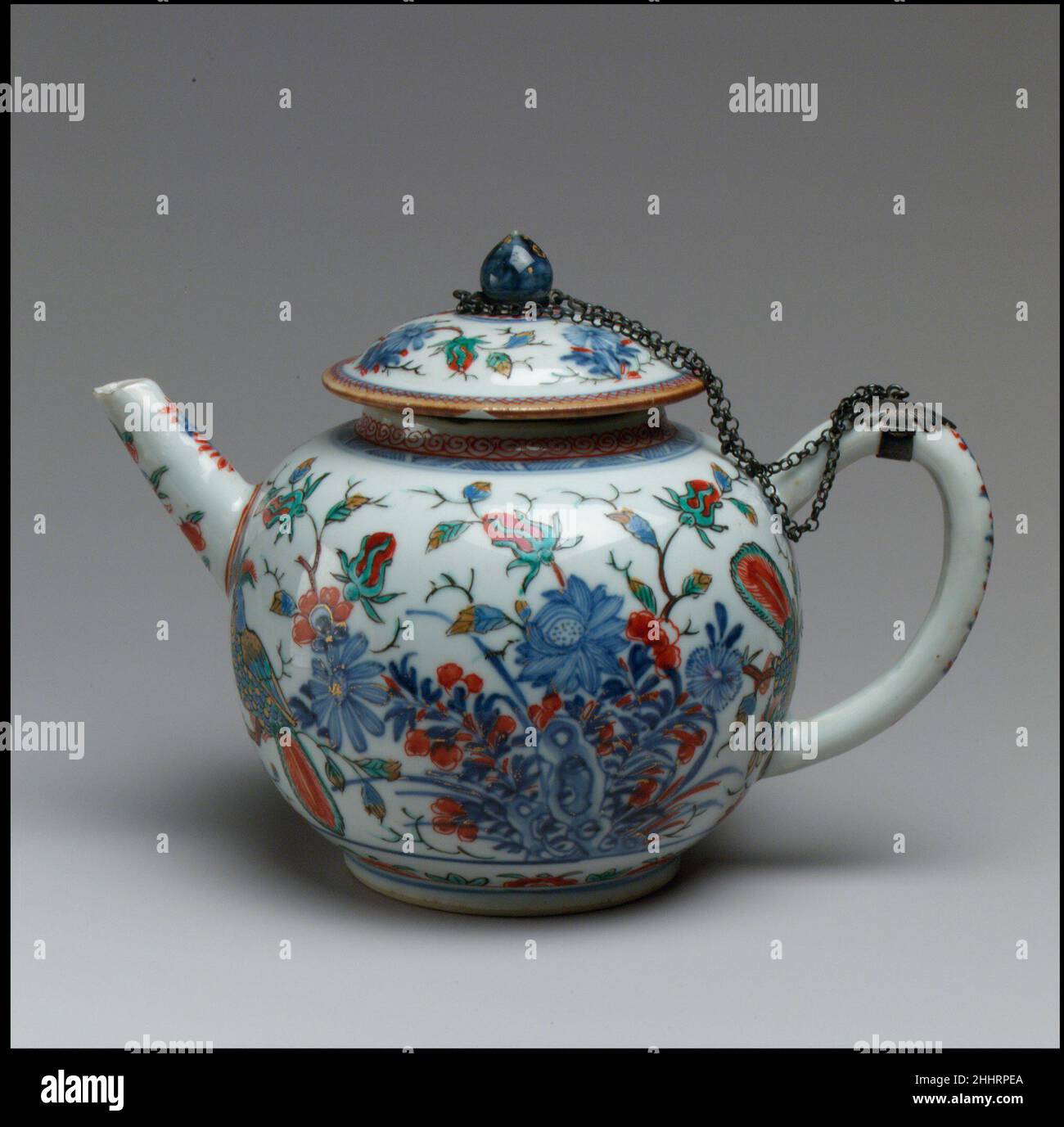 Théière 18th siècle, décorée ca.1730–40 Chinois à la décoration hollandaise, pour le marché européen le don de la Collection Hans Syz en 1995 a doté le Musée de près de trois cents exemples de céramiques européennes et asiatiques méticuleusement acquis par le collectionneur né en Suisse Dr. Syz (1894–1991) pour tracer la migration des modèles et des modèles d'est en Ouest.Documentant un processus continu d'influence et d'adaptation, ces pièces fournissent un examen discriminant des nuances de changement stylistique résultant de trois siècles de commerce.Théière.Chinois avec décoration hollandaise, pour le marché européen.18 Banque D'Images