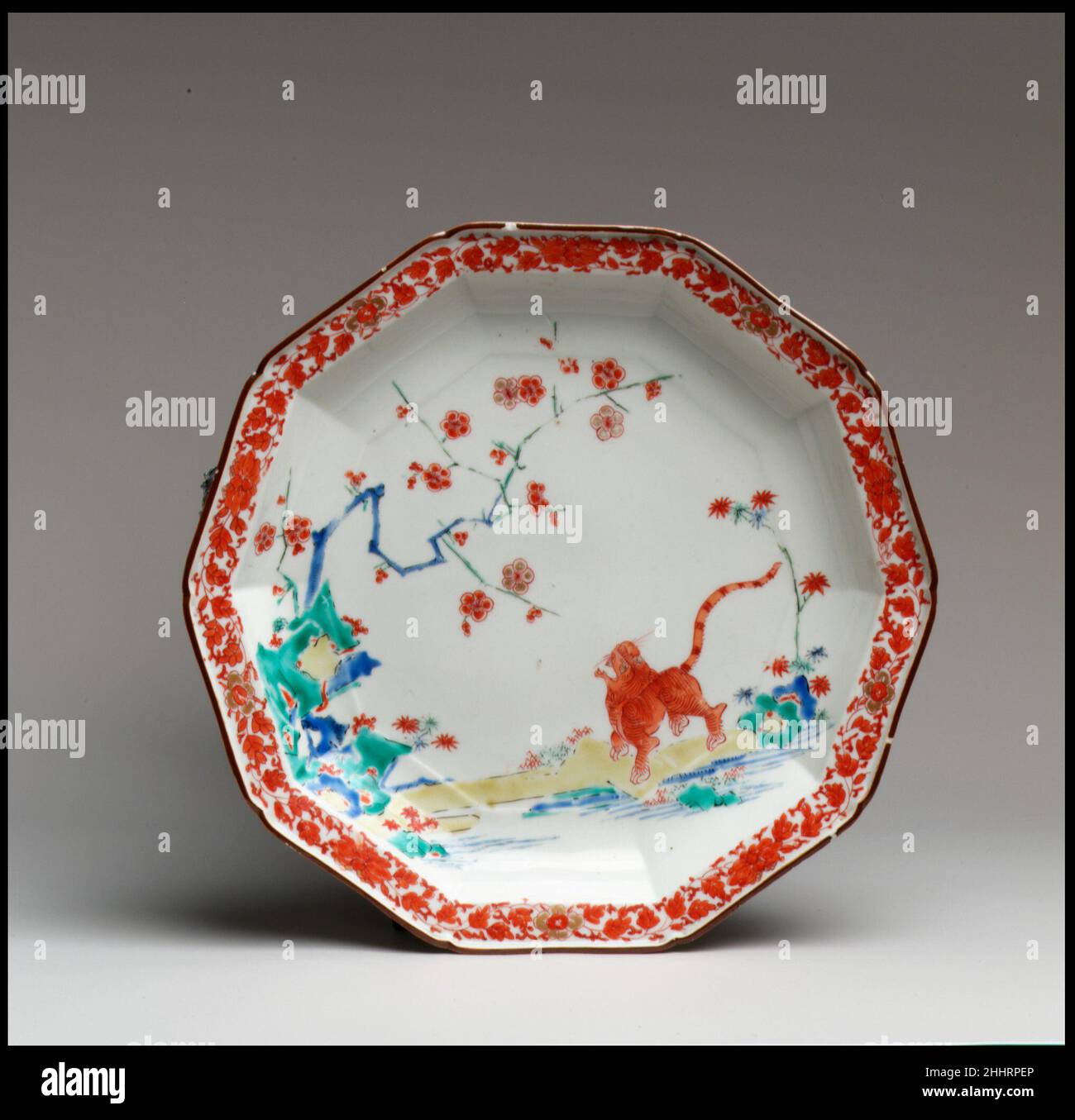 Plat 1690–1710 Japonais, pour le marché européen le don de la Collection Hans Syz en 1995 a doté le Musée de près de trois cents exemples de céramiques européennes et asiatiques méticuleusement acquis par le collectionneur né en Suisse Dr. Syz (1894–1991) pour tracer la migration des modèles et des modèles d'est en Ouest.Documentant un processus continu d'influence et d'adaptation, ces pièces fournissent un examen discriminant des nuances de changement stylistique résultant de trois siècles de commerce.Plat.Japonais, pour le marché européen.1690–1710.Porcelaine à pâte dure.Céramique-porcelaine-exportation Banque D'Images