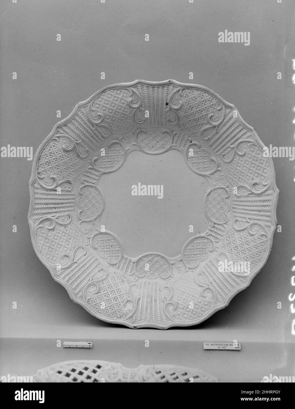 Plaque 1750–70 britannique (marché américain).Plaque.Britannique (marché américain).1750–70.Grès.Fabriqué à Staffordshire, Angleterre Banque D'Images