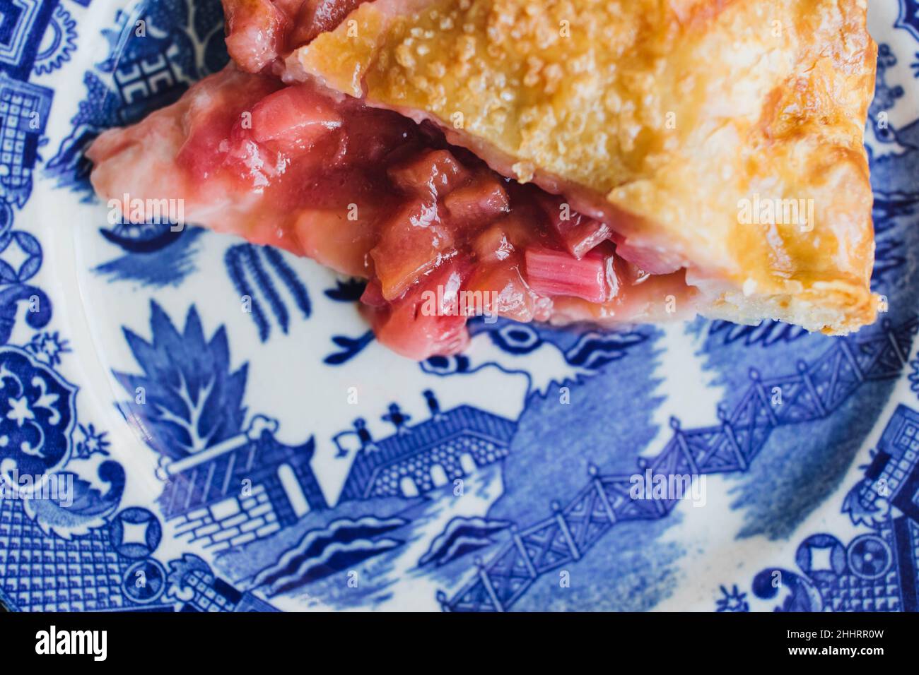 tranche de tarte à la fraise et à la rhubarbe sur une assiette japonaise bleue Banque D'Images