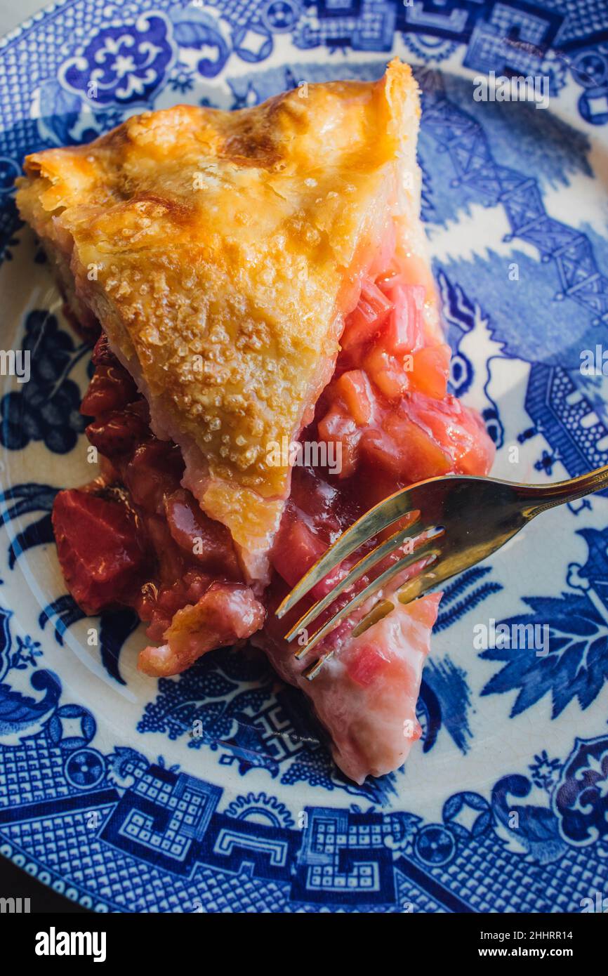 tranche de tarte à la fraise et à la rhubarbe sur une assiette japonaise bleue Banque D'Images
