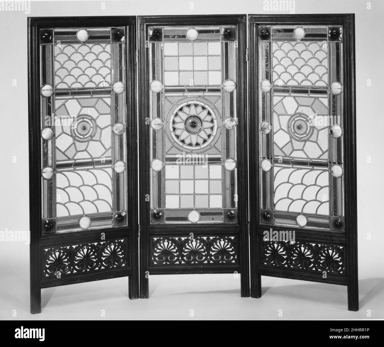 Firescreen ca.1880 attribué à Herter Brothers.Firescreen.Américain. CA.1880. Cerisier, vitrail.Probablement fabriqué à New York, New York, États-Unis Banque D'Images