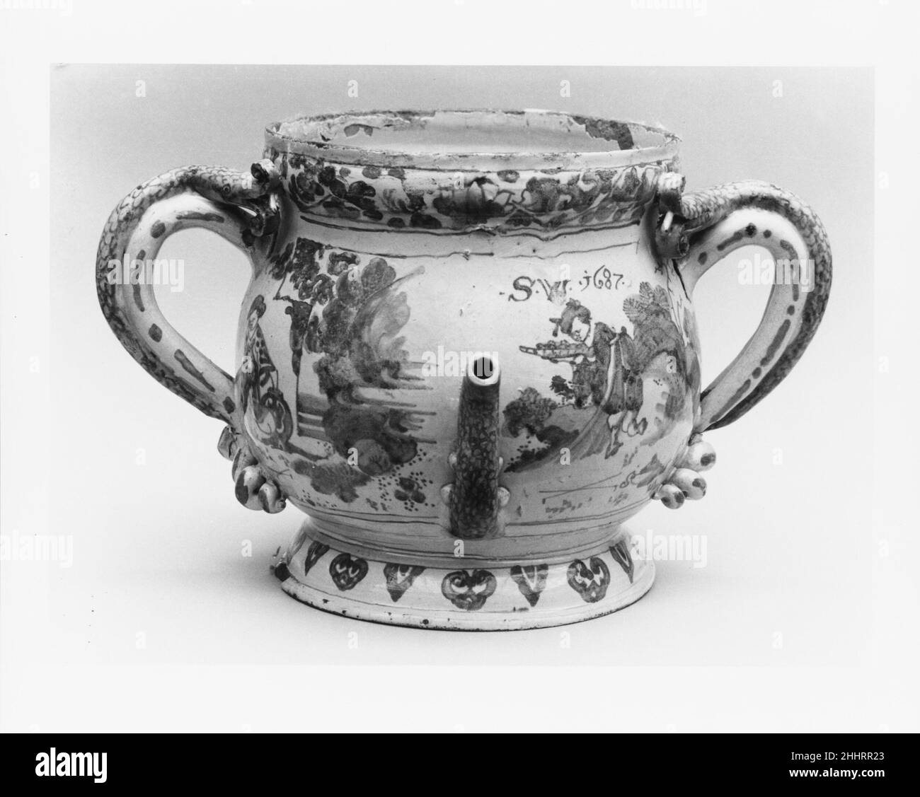 Pot. Posset env.1687 usines de Lambeth les colons utilisaient des pots à boire piqués pour la consommation de boissons potables et autres boissons.Pour faire postset, diverses combinaisons d'oeufs, de crème, de sucre, de pain, de vin et de bière ont été bouillis, écrémé, et servis chaud.Le bec verseur bas était utile pour les liquides dont la mousse flotte sur le dessus.Ce pot à postiset est décoré dans un motif chinoiserie qui imite les dessins chinois en porcelaine.Pot. PoseSetBritannique. CA.1687. Faïence émaillée.Fabriqué à Londres, Angleterre Banque D'Images