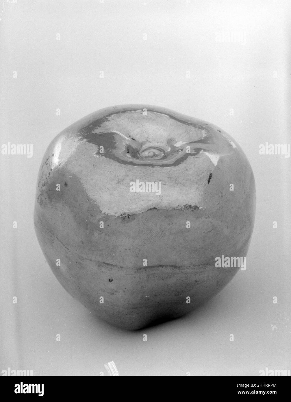 Figure d'un Apple 1800–1830 britannique (marché américain).Figure d'une Apple.Britannique (marché américain).1800–1830.Faïence, vaisselle.Fabriqué à Staffordshire, Angleterre Banque D'Images