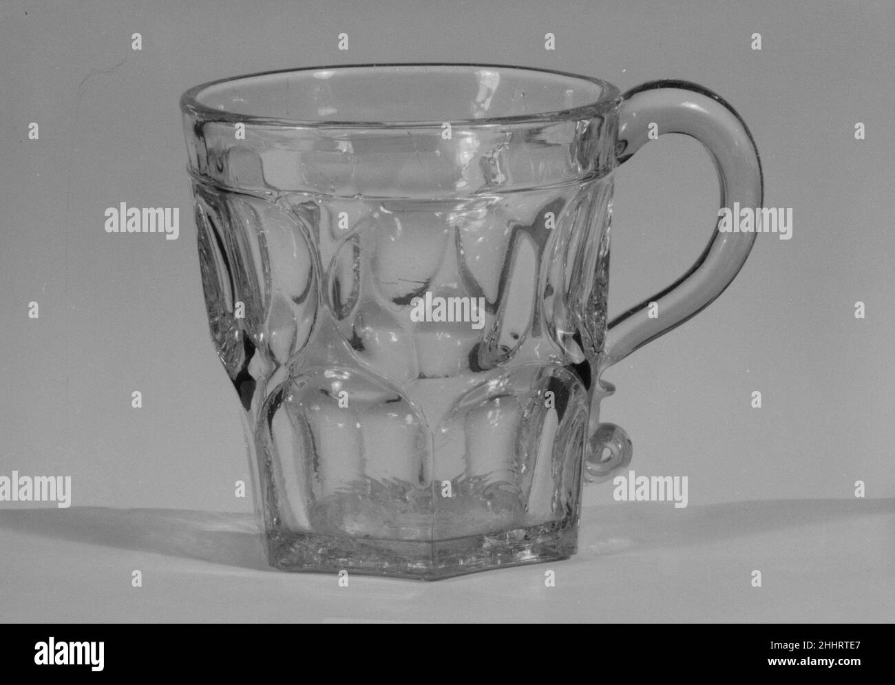 Mug 1830–70 américain avec le développement de nouvelles formules et techniques, la technologie de pressage du verre s'était nettement améliorée à la fin de 1840s.À ce moment-là, les tablewares pressés étaient produits dans de grands ensembles de correspondance et des formes innombrables.Au milieu de l'année 1850s, le verre incolore et les patrons géométriques simples dominaient.Répondant à la demande de produits de restauration à prix modéré, l'industrie du verre aux États-Unis s'est largement développée et de nombreuses usines ont fourni des verres pressés moins chers au marché en pleine croissance.À l'exposition de l'industrie de toutes les nations au Crystal Palace de New York Banque D'Images