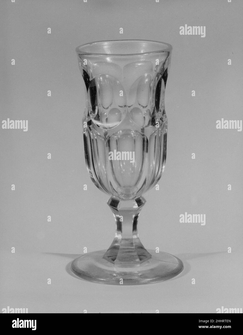 Parfait Glass 1830–70 American avec le développement de nouvelles formules et techniques, la technologie de pressage du verre s'était nettement améliorée à la fin de 1840s.À ce moment-là, les tablewares pressés étaient produits dans de grands ensembles de correspondance et des formes innombrables.Au milieu de l'année 1850s, le verre incolore et les patrons géométriques simples dominaient.Répondant à la demande de produits de restauration à prix modéré, l'industrie du verre aux États-Unis s'est largement développée et de nombreuses usines ont fourni des verres pressés moins chers au marché en pleine croissance.À l'exposition de l'industrie de toutes les nations à New York's Crys Banque D'Images