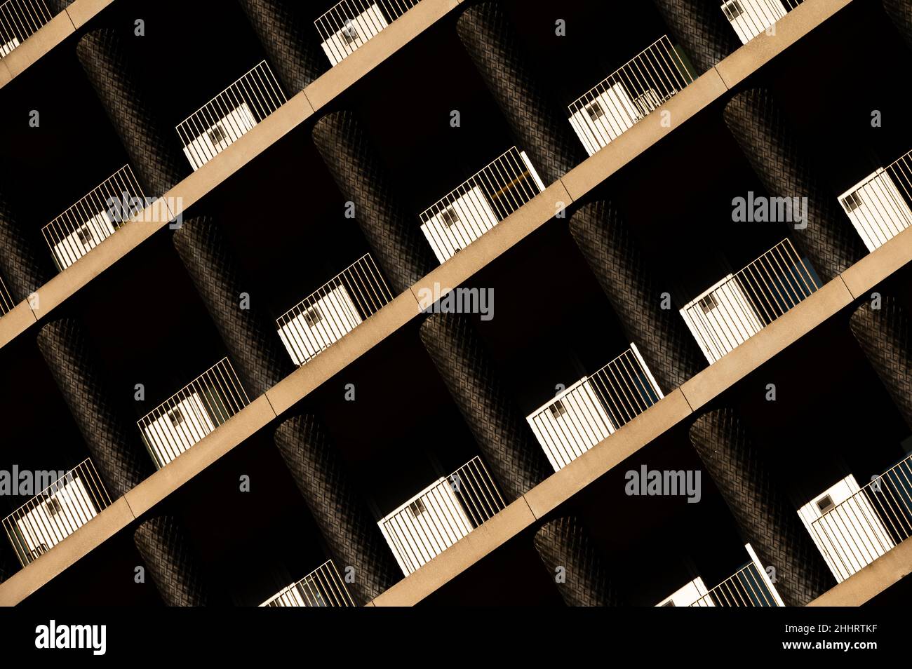 Détail d'une tour de grande hauteur avec piliers et portes contre un ciel bleu Banque D'Images