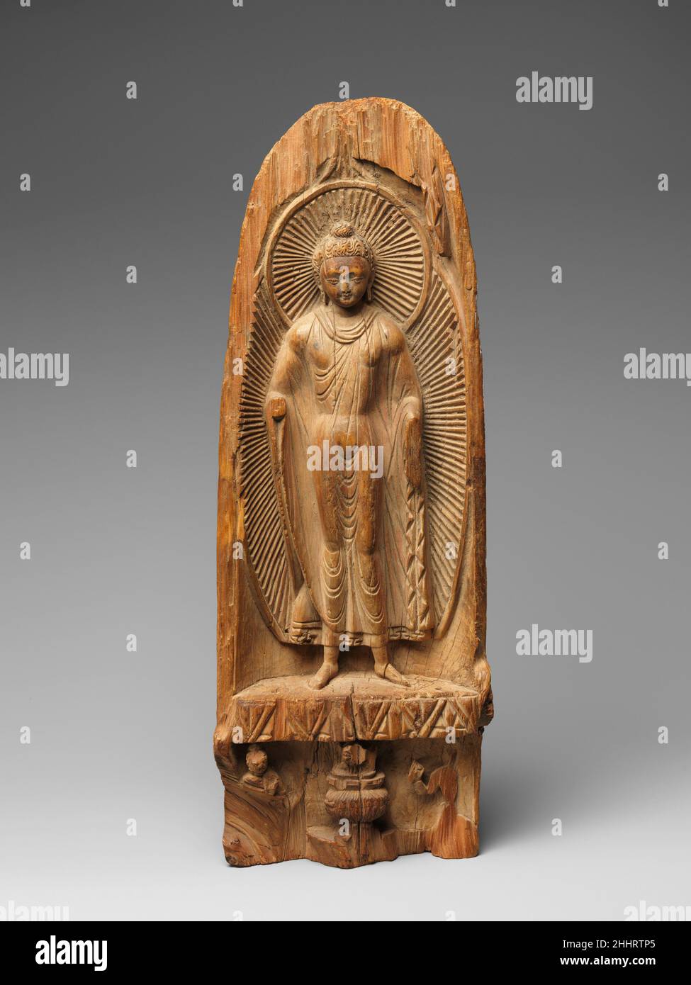 Bouddha avec halo rayonnant et mandorla Chine du 5th–6th siècle (région autonome de Xinjiang, région de Turfan) ce sanctuaire portable de la branche nord de la route de la soie d'Asie centrale était probablement la pièce maîtresse d'un sanctuaire itinérant en trois parties, un petit triptyque avec des portes.Deux donateurs sur la base vénèrent ce qui semble être un pot débordant de végétation.De tels sanctuaires de dévotion personnelle voyageaient avec des marchands et des pèlerins.Tandis que le Bouddha, en particulier sa coiffure, peut être lié à l'imagerie chinoise, la présentation globale de la figure et le halo combiné et mandorla montrent des connexions t Banque D'Images