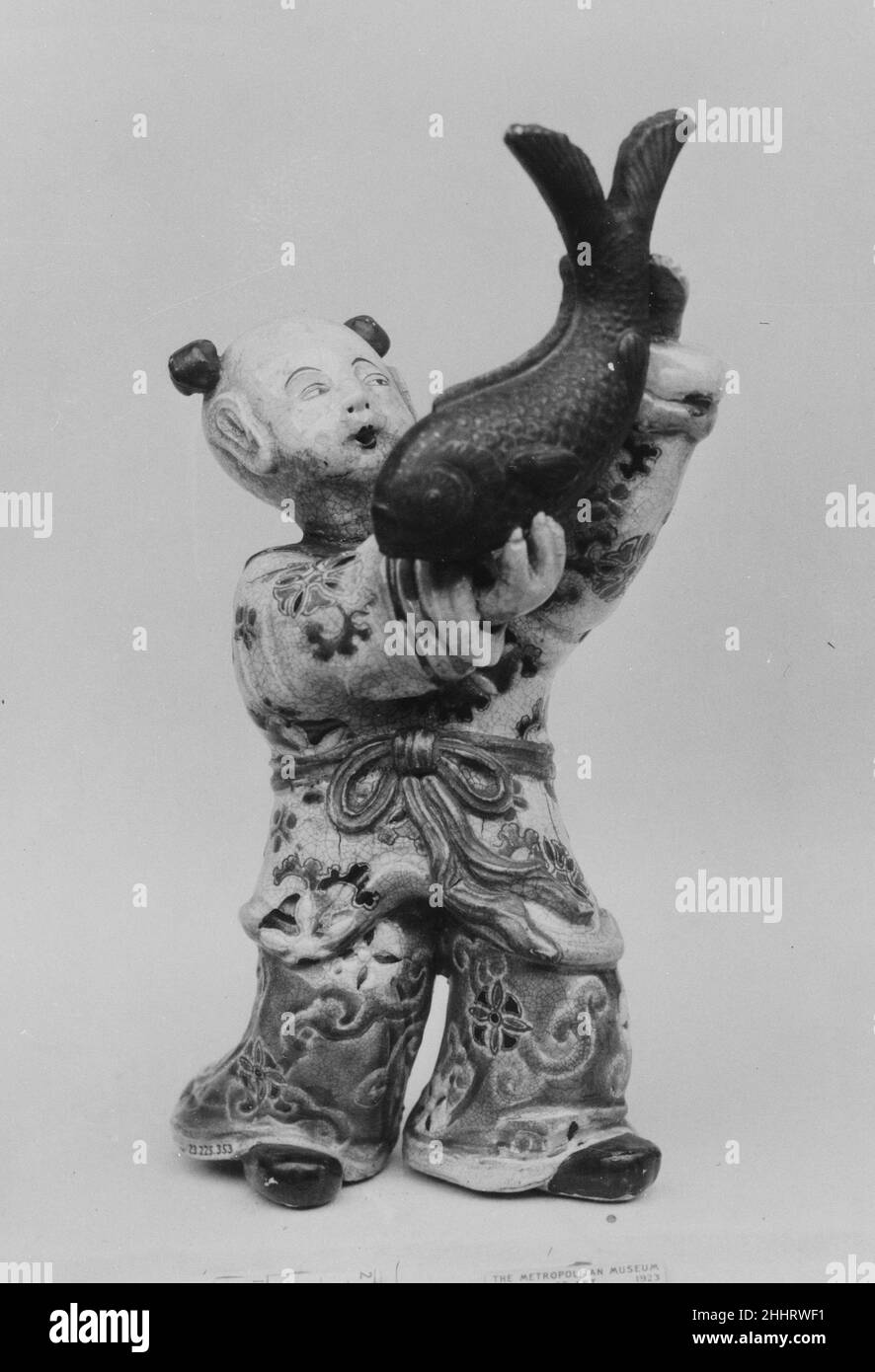 Garçon tenant une Carp 1860 Japon.Garçon tenant une carpe.Japon.1860. Faïence décorée en émaux de couleur et or (vaisselle Satsuma).Période Edo (1615–1868).Céramique Banque D'Images