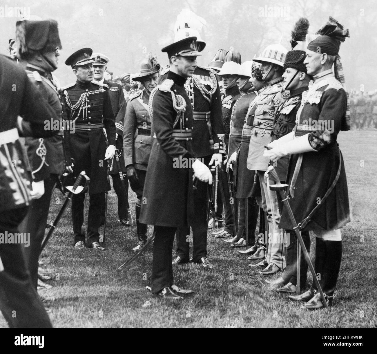 Le roi George VI a vu ici présenter des médailles de couronnement aux membres des contingents d'Oversea qui assistaient au couronnement dans les jardins de Buckingham Palace.13th mai 1937 Banque D'Images