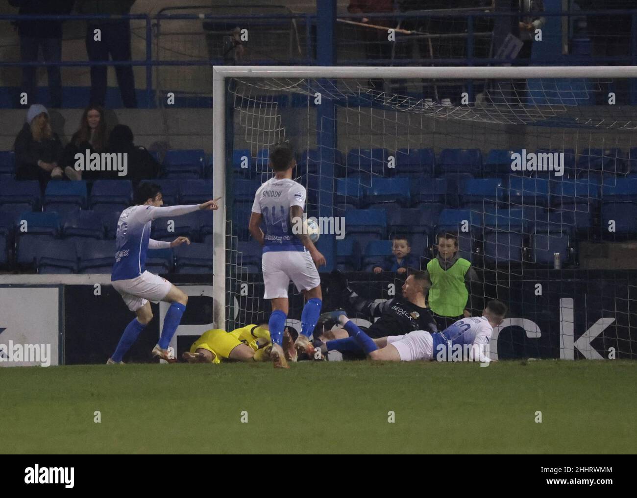 Parc de Mournview, Lurgan, Irlande du Nord.25 janvier 2022.Danske Bank Premiership – Glenavon (bleu) contre Dungannon Swifts.Action du match de ce soir au parc de Mournview.Rhyss Campbell (11) obtient des scores pour Dungannon Swifts.Crédit : CAZIMB/Alamy Live News. Banque D'Images