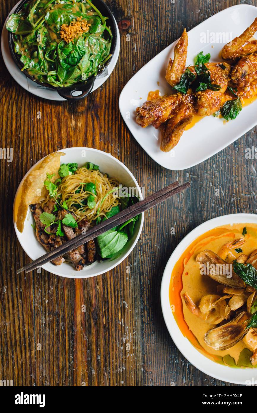 vue panoramique sur les plats du restaurant thaïlandais Banque D'Images