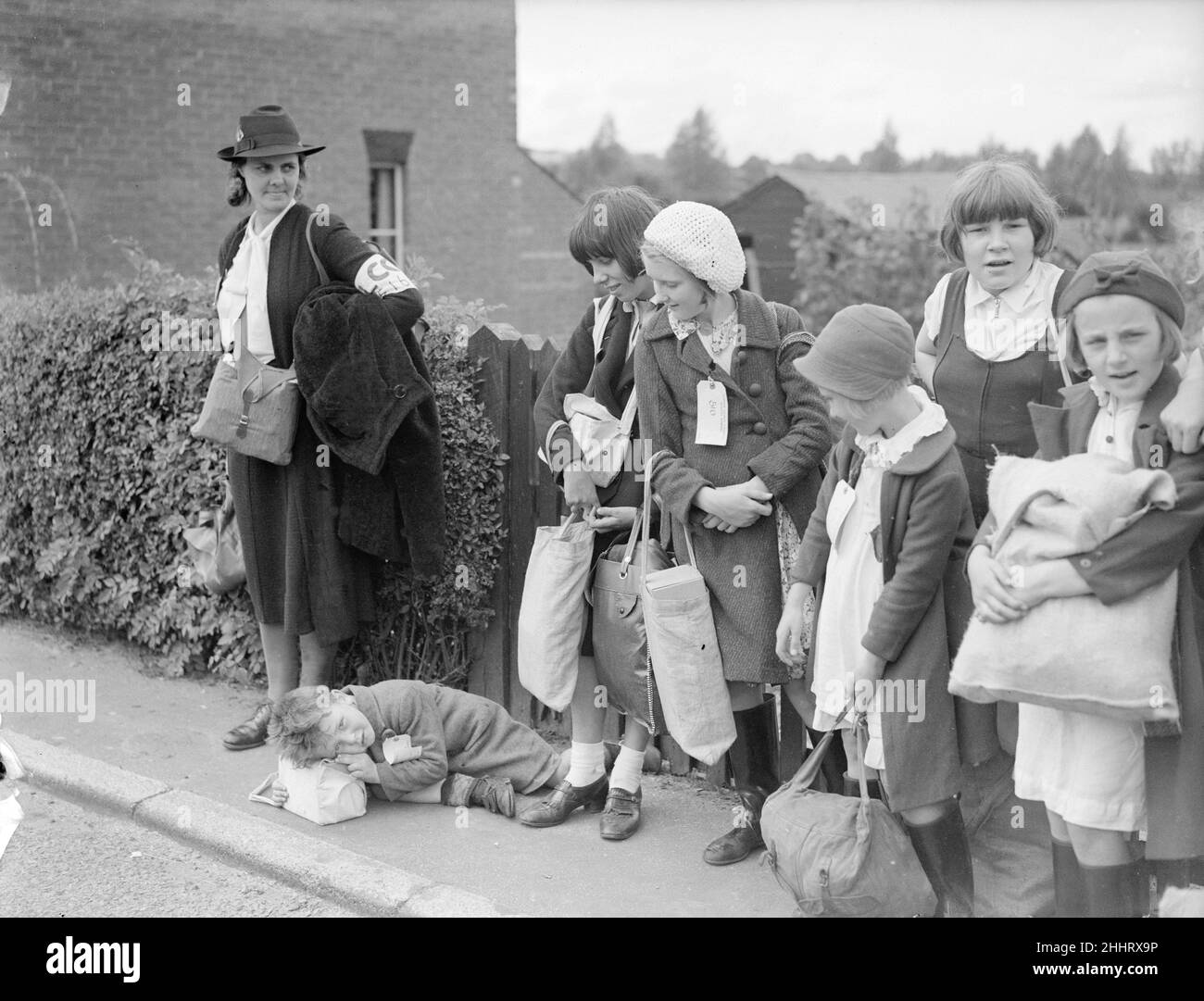 Les évacuations de civils en Grande-Bretagne pendant la Seconde Guerre mondiale ont été conçues pour sauver la population des zones urbaines ou militaires des bombardements aériens allemands de villes et de cibles militaires telles que les quais.Les enfants, ont été déplacés dans les zones rurales considérées comme moins à risque.L'opération pied Piper a débuté le 1st septembre et s'est déroulée le 3rd septembre 1939.Plus de 1,5 millions de personnes ont été évacuées.D'autres vagues d'évacuation officielle et de réévacuation se sont produites sur les côtes sud et est en juin 1940, lorsqu'une invasion maritime était attendue, et dans les villes touchées après le début du Blitz en septembre 19 Banque D'Images