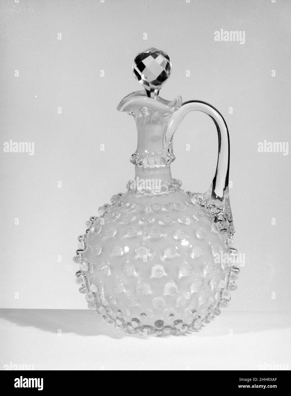 Hobnail Cruet après 1886 probablement Hobbs, Brockunier et Compagnie.Clou de clou de croisière.Américain. Après 1886.Verre pressé incolore et opaque à la canneberge.Fabriqué à Wheeling, Virginie occidentale, États-Unis Banque D'Images