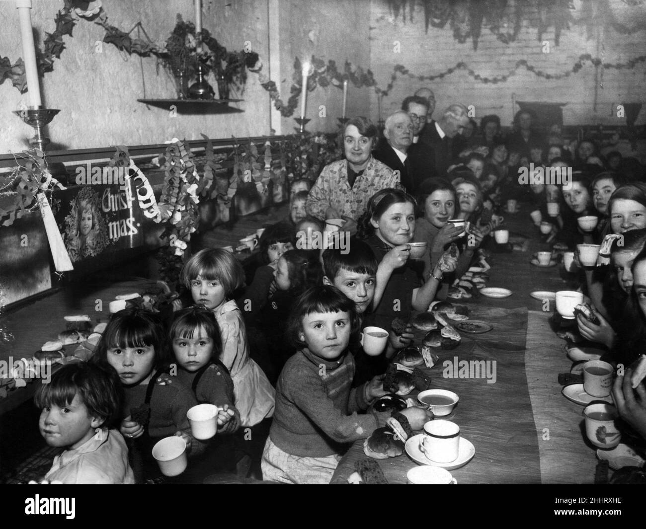 Sous les arches.Les enfants de l'école St Albans de Liverpool, qui ont