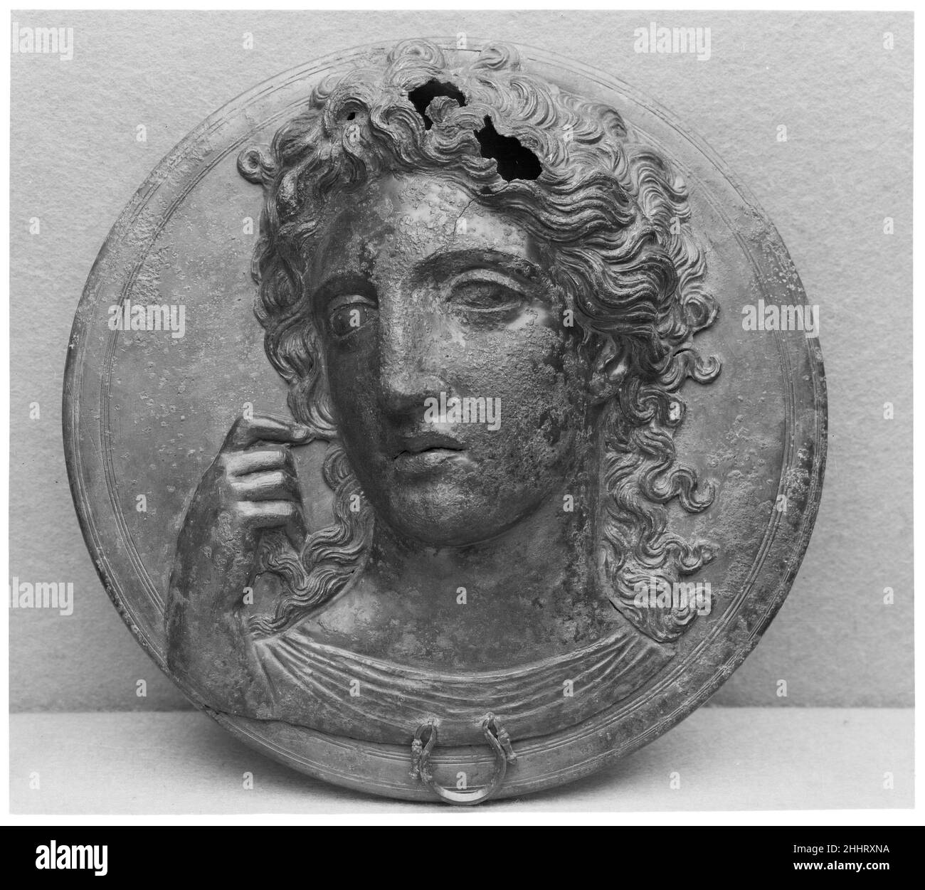 Miroir de caisse en bronze 2nd quart du siècle 4th C.-B. grec en relief, tête de femmesLe miroir de caisse est entré en service vers la fin du cinquième siècle C.-B. le couvercle de protection peut être levé par l'anneau sous le relief pour révéler le miroir,un disque en bronze moulé avec une surface très polie.Le relief sur le couvercle a été martelé séparément et appliqué.Miroir de caisse en bronze.Grec.2nd quart du 4th siècle avant J.-C..Bronze.Classique tardif.Bronzes Banque D'Images