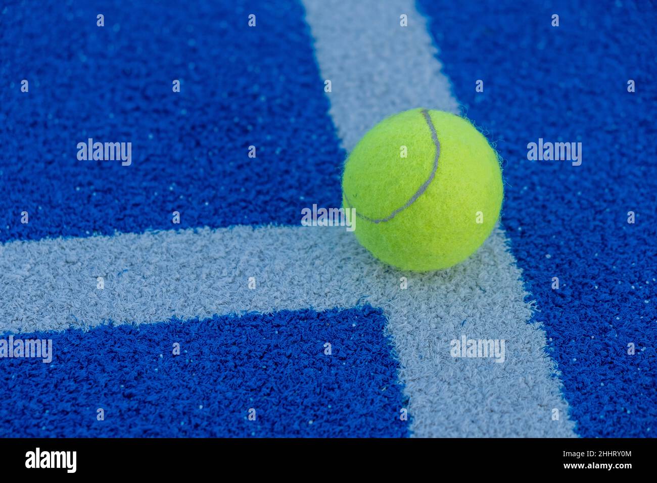 Une balle sur la ligne d'un court de paddle-tennis d'herbe synthétique bleue.Concept de santé et de sport Banque D'Images