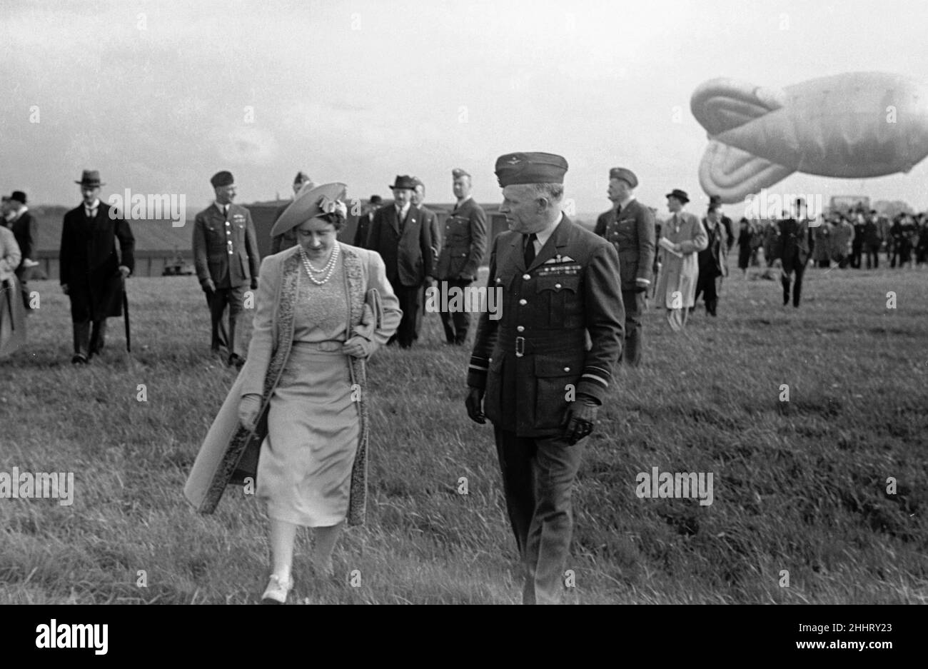 Fête royale au crochet.Balloon barrage avec le roi et le premier ministre de Queenet Neville Chamberlain présents.Avril 1939 Banque D'Images