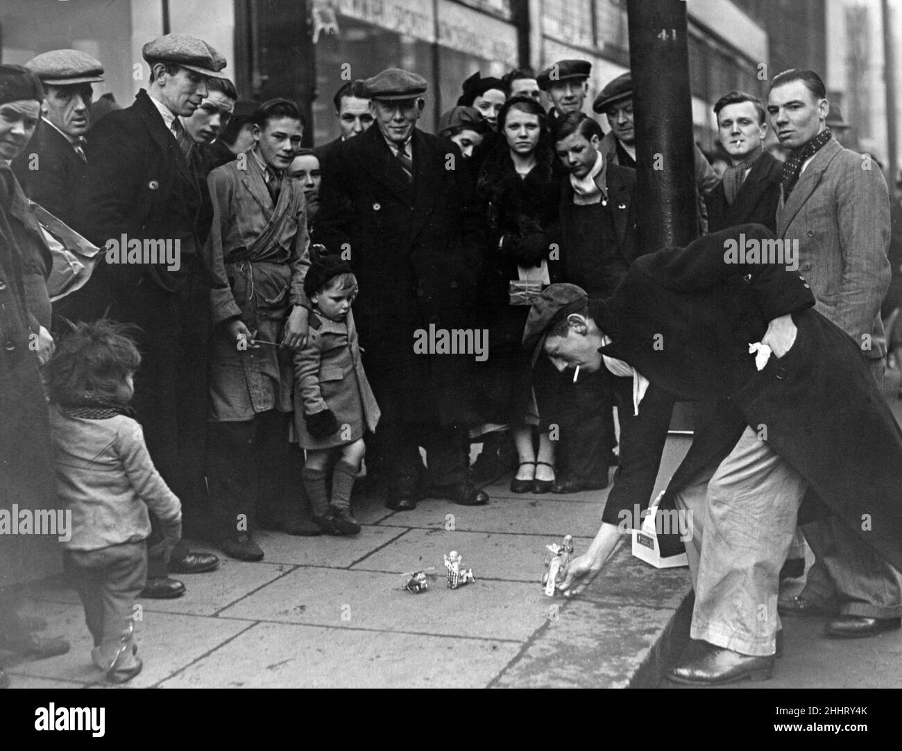 Hawker au travail à Newcastle.19th décembre 1938. Banque D'Images