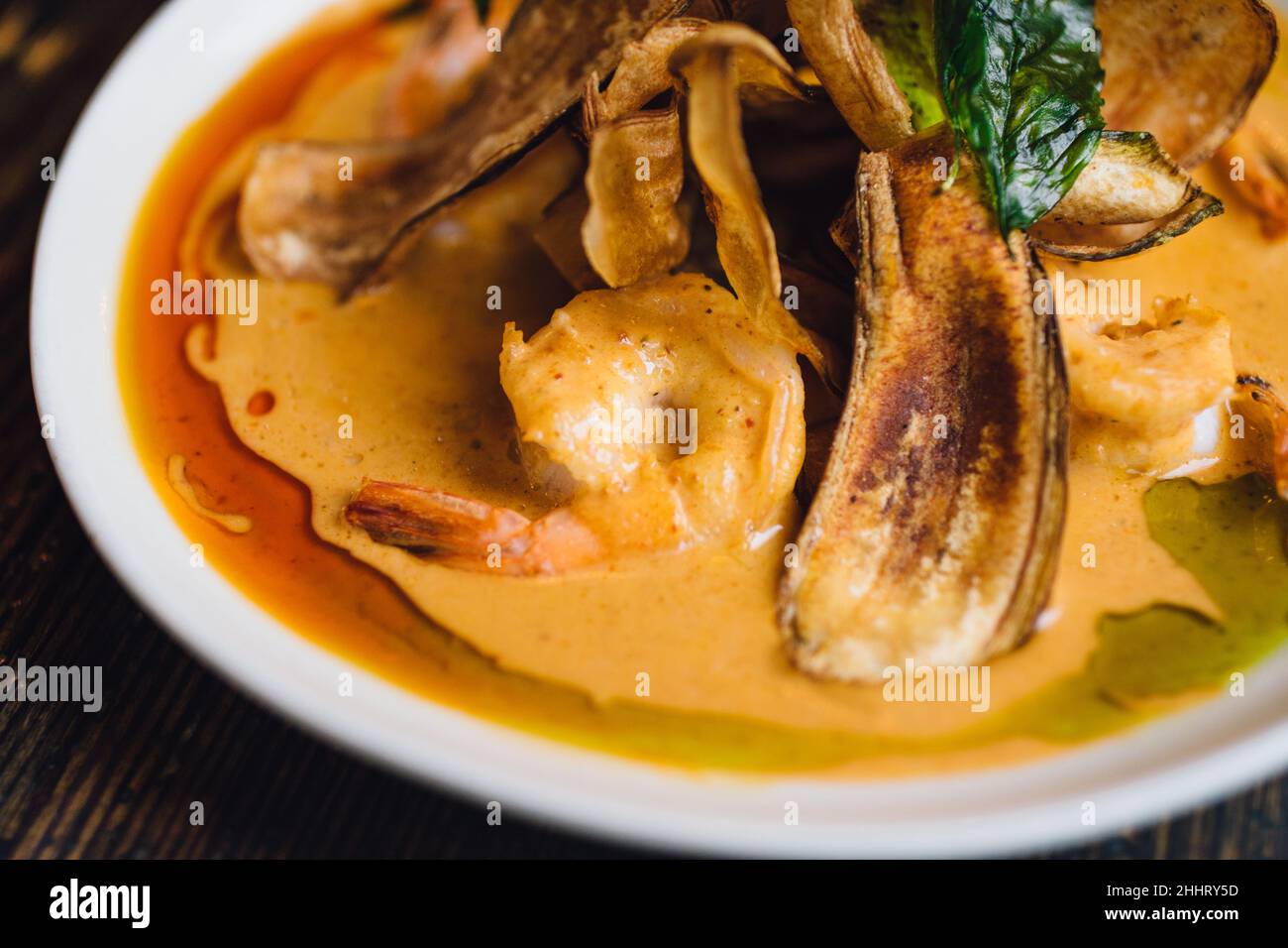 Un plat de curry épicé de crevettes à la noix de coco est servi dans un restaurant thaïlandais Banque D'Images