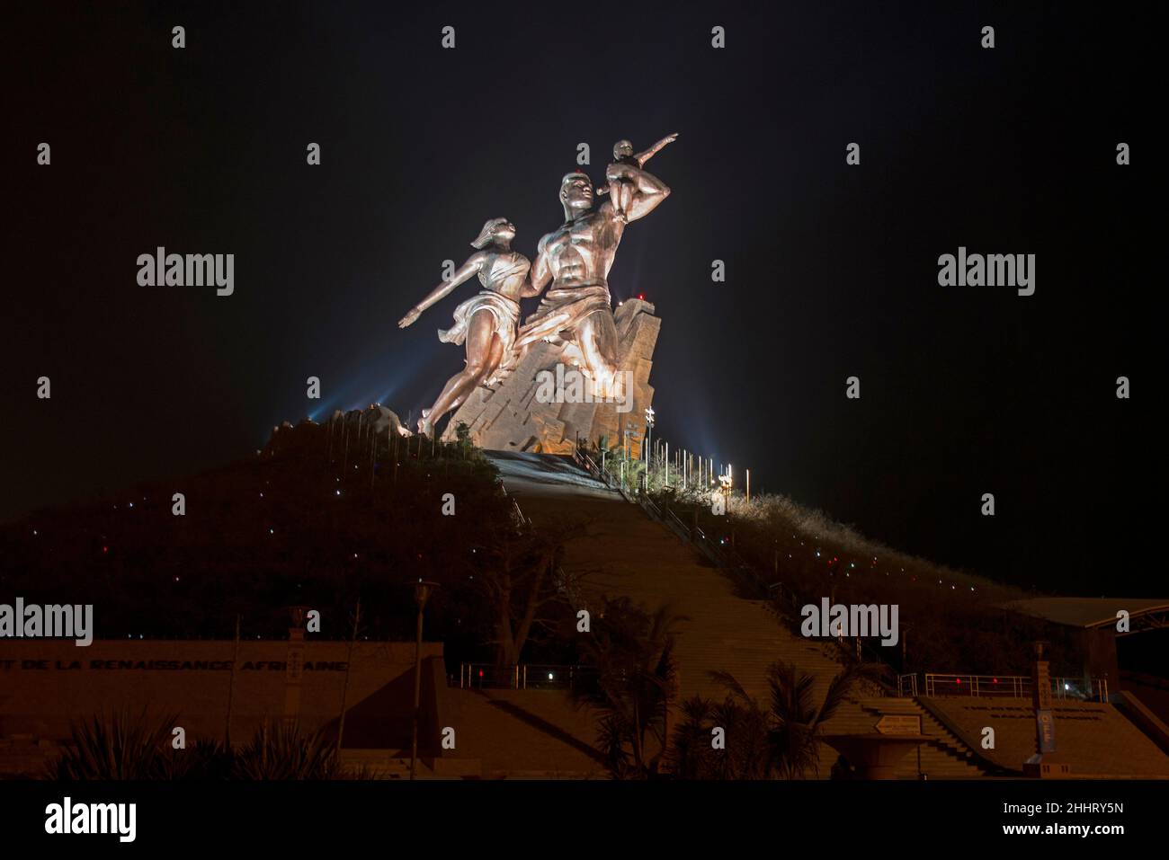 Vue de nuit sur la colline et l'esplanade avec le monument à la Renaissance africaine, dans la ville de Dakar, capitale du Sénégal Banque D'Images