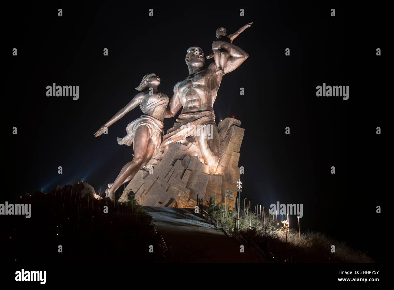Monument à la Renaissance africaine avec éclairage nocturne, dans la ville de Dakar, capitale du Sénégal Banque D'Images