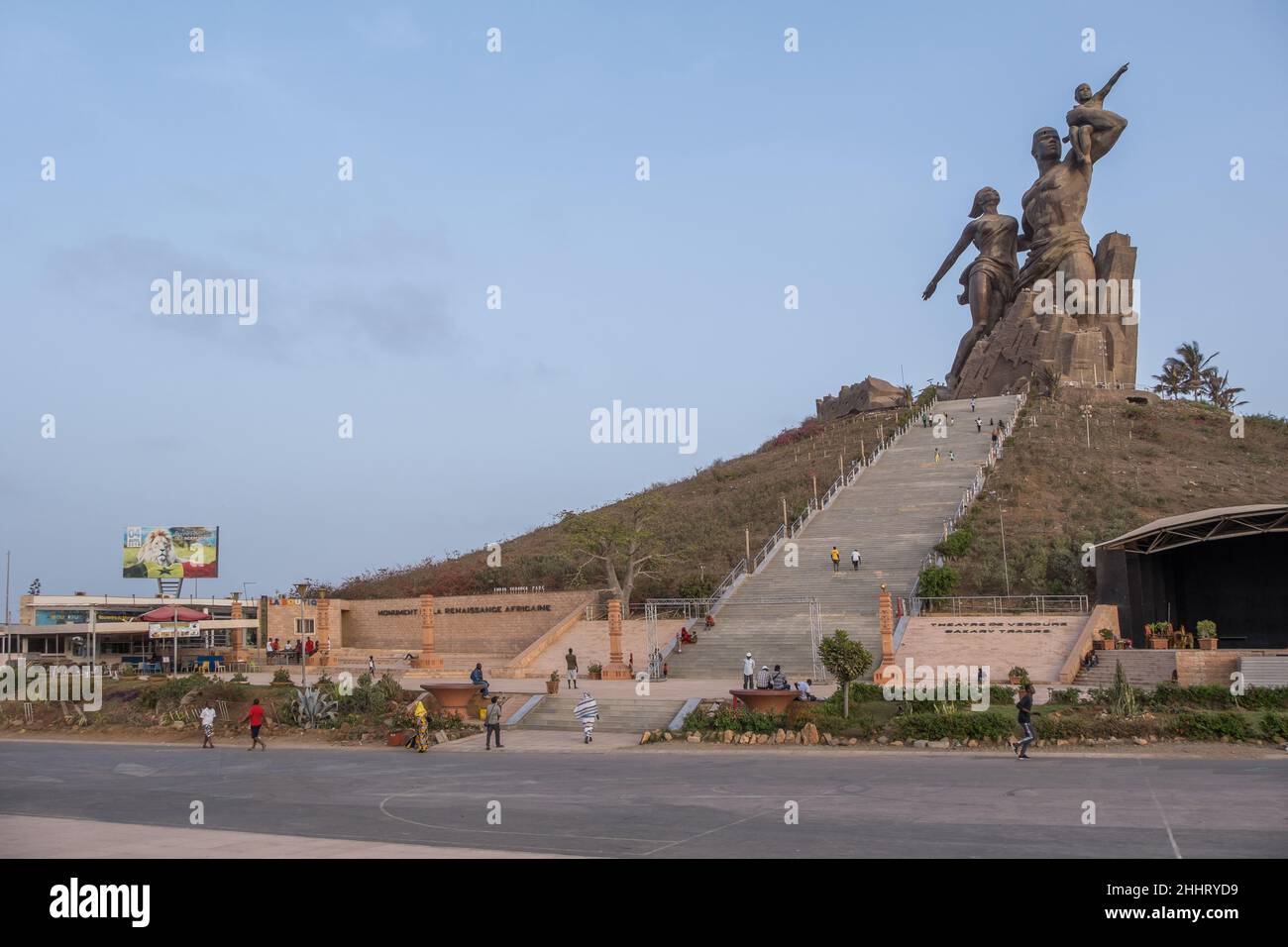 Esplanade et vue sur la colline avec le monument à la Renaissance africaine, dans la ville de Dakar, capitale du Sénégal Banque D'Images