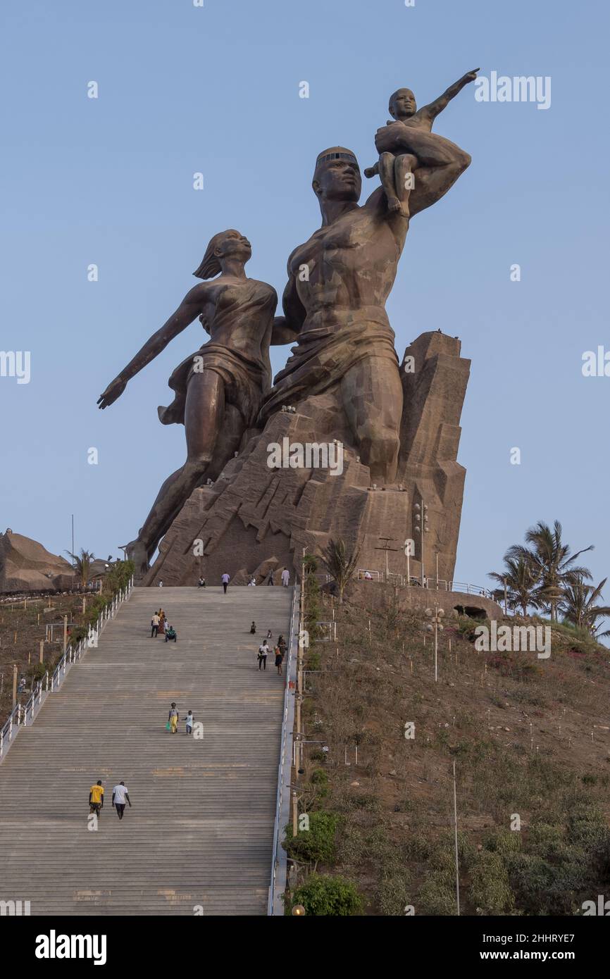 Escaliers sur la colline et monument de la Renaissance africaine avec éclairage de nuit, dans la ville de Dakar, la capitale du Sénégal Banque D'Images