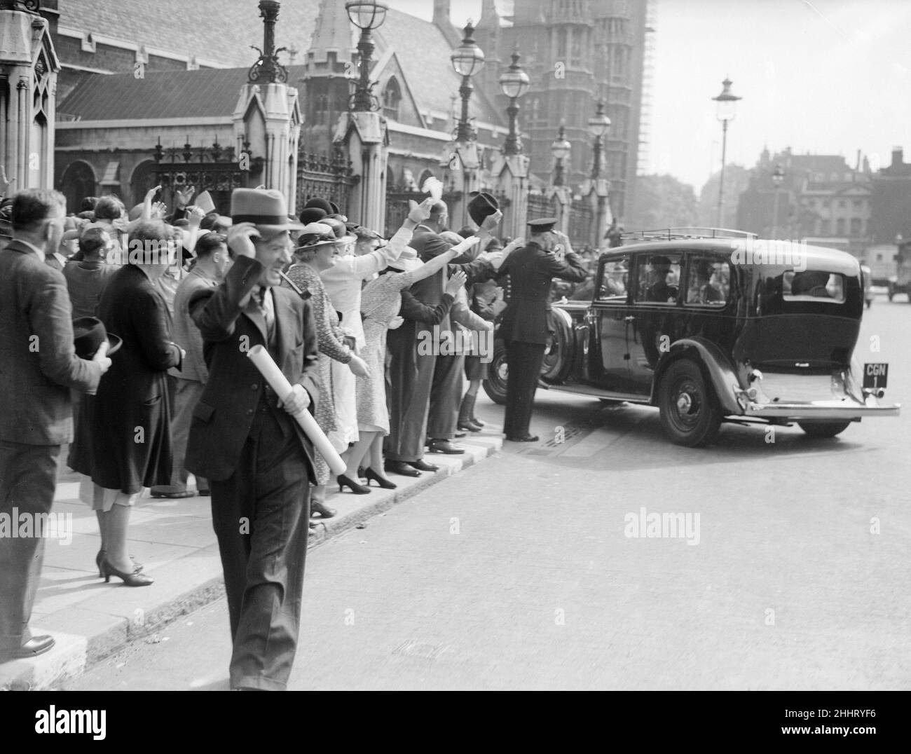 29th août 1939 : la foule agite les ministres arrivant aux chambres du Parlement pour discuter de la repy d'Hitler à la Note britannique qui mène à la déclaration britannique de guerre contre l'Allemagne le 3rd septembre 1939 Banque D'Images