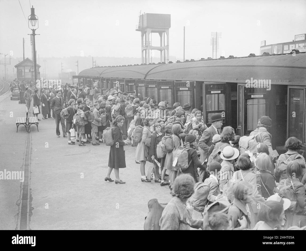 Les évacuations de civils en Grande-Bretagne pendant la Seconde Guerre mondiale ont été conçues pour sauver la population des zones urbaines ou militaires des bombardements aériens allemands de villes et de cibles militaires telles que les quais.Les enfants, ont été déplacés dans les zones rurales considérées comme moins à risque.L'opération pied Piper a débuté le 1st septembre et s'est déroulée le 3rd septembre 1939.Plus de 1,5 millions de personnes ont été évacuées.D'autres vagues d'évacuation officielle et de réévacuation se sont produites sur les côtes sud et est en juin 1940, lorsqu'une invasion maritime était attendue, et dans les villes touchées après le début du Blitz en septembre 19 Banque D'Images