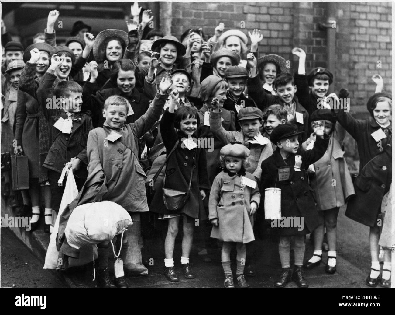 Destination du pays - South Shields les enfants qui doivent vivre dans le pays dans le cadre du dernier plan d'évacuation de l'arrondissement, photographiés de bonne humeur tout en attendant de partir en train au jour le jour.7th juillet 1941 Banque D'Images