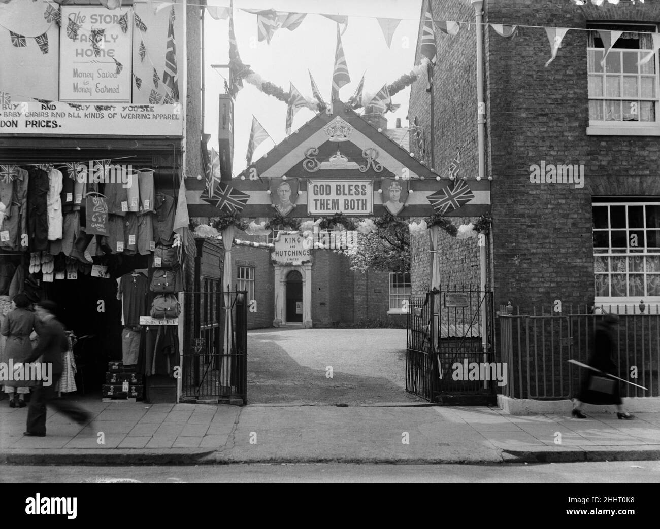 King et Hutchinson, Uxbridge décoré pour les célébrations du couronnement du roi George VI et de la reine Elizabeth 1937 Banque D'Images