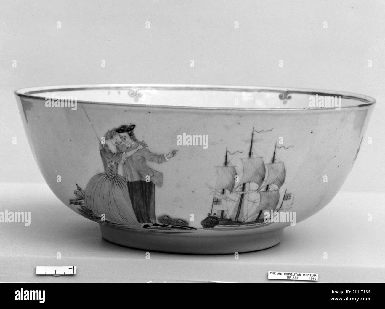 Bol à punch chinois du troisième quart du 18th siècle, peut-être pour le marché britannique.Bol de perforation.Chinois, peut-être pour le marché britannique. Troisième quart de 18th siècle.Porcelaine à pâte dure.Céramique-porcelaine-exportation Banque D'Images