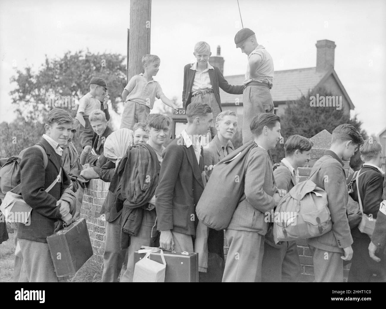Les évacuations de civils en Grande-Bretagne pendant la Seconde Guerre mondiale ont été conçues pour sauver la population des zones urbaines ou militaires des bombardements aériens allemands de villes et de cibles militaires telles que les quais.Les enfants, ont été déplacés dans les zones rurales considérées comme moins à risque.L'opération pied Piper a débuté le 1st septembre et s'est déroulée le 3rd septembre 1939.Plus de 1,5 millions de personnes ont été évacuées.D'autres vagues d'évacuation officielle et de réévacuation se sont produites sur les côtes sud et est en juin 1940, lorsqu'une invasion maritime était attendue, et dans les villes touchées après le début du Blitz en septembre 19 Banque D'Images