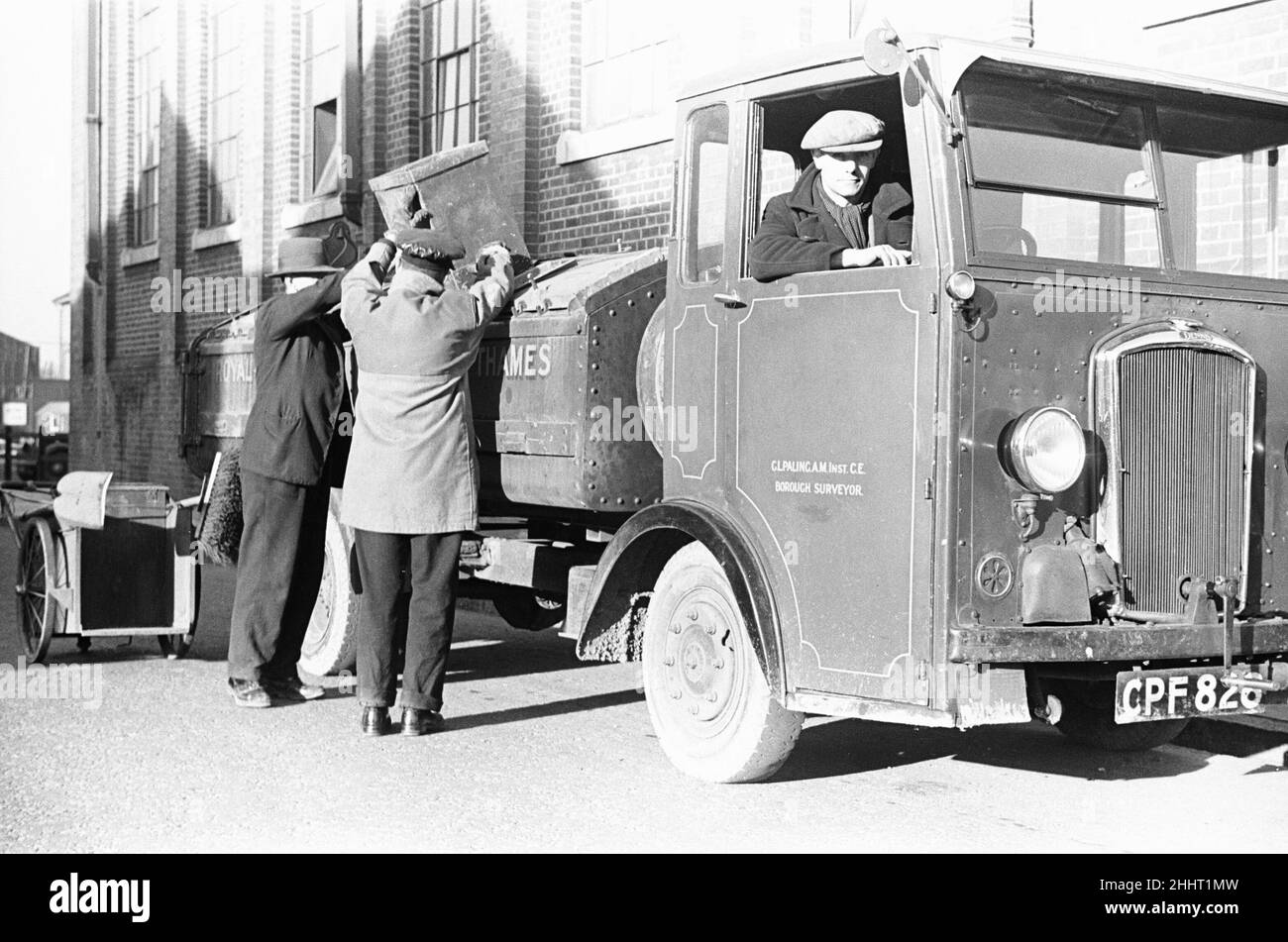 Collection de déchets à Kingston upon Thames janvier 1939 Banque D'Images