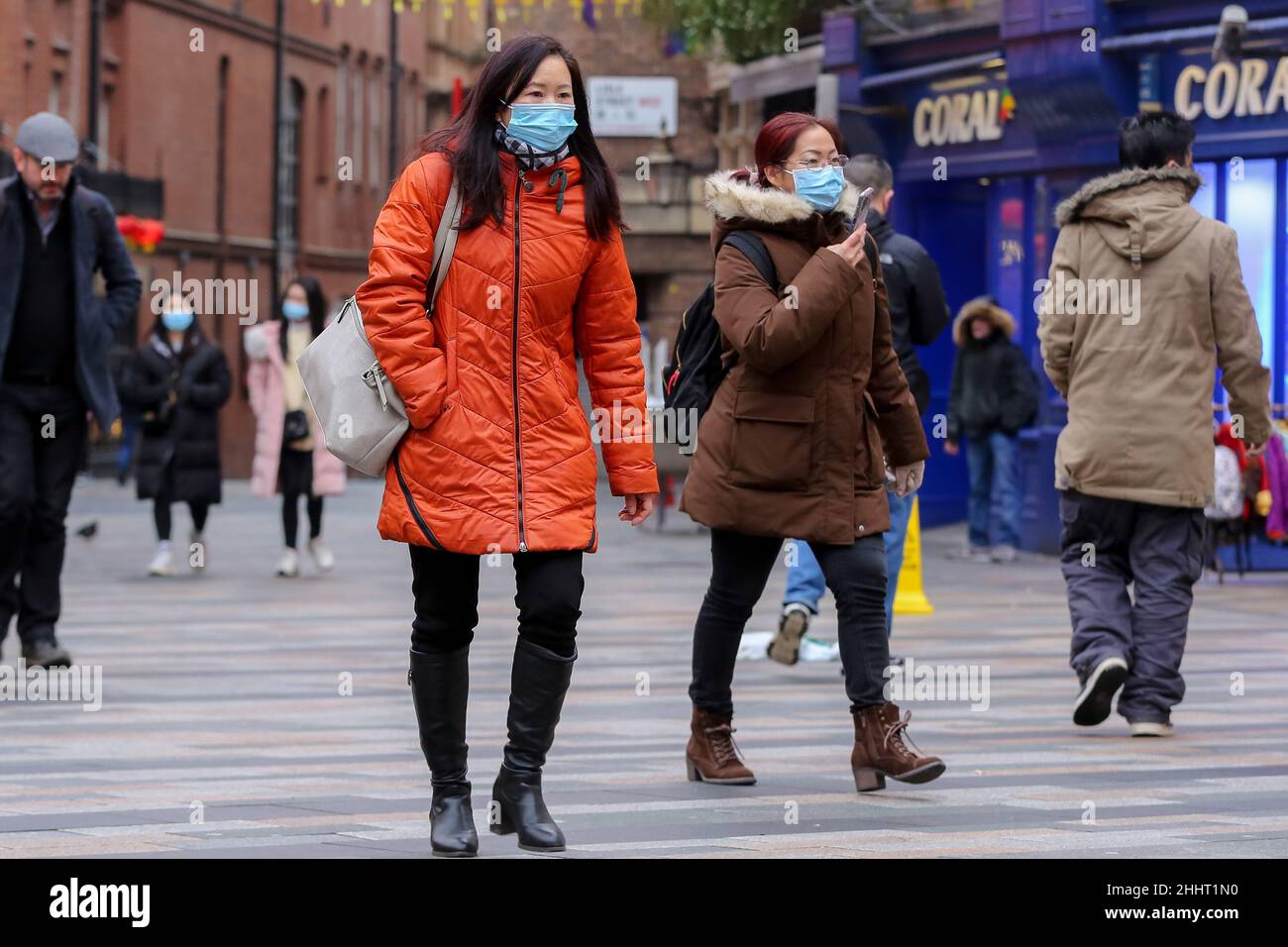 Londres, Royaume-Uni.24th janvier 2022.On voit des femmes porter des masques dans le centre de Londres.Le jeudi 27 janvier, toutes les restrictions du Plan B Covid-19, y compris le port de masques dans les lieux publics, se terminent. Crédit: SOPA Images Limited/Alamy Live News Banque D'Images