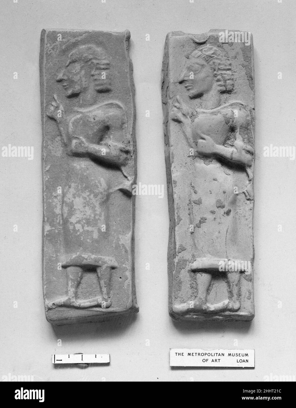 Plaque de terre cuite avec une figure masculine striding 7th siècle avant J.-C. grec, crétois excavé à Paisos, en Crète.Plaque en terre cuite avec une figure masculine striante.Grec, crétois.7th siècle C.-B..Terre cuite.Archaïque.Terracottas Banque D'Images