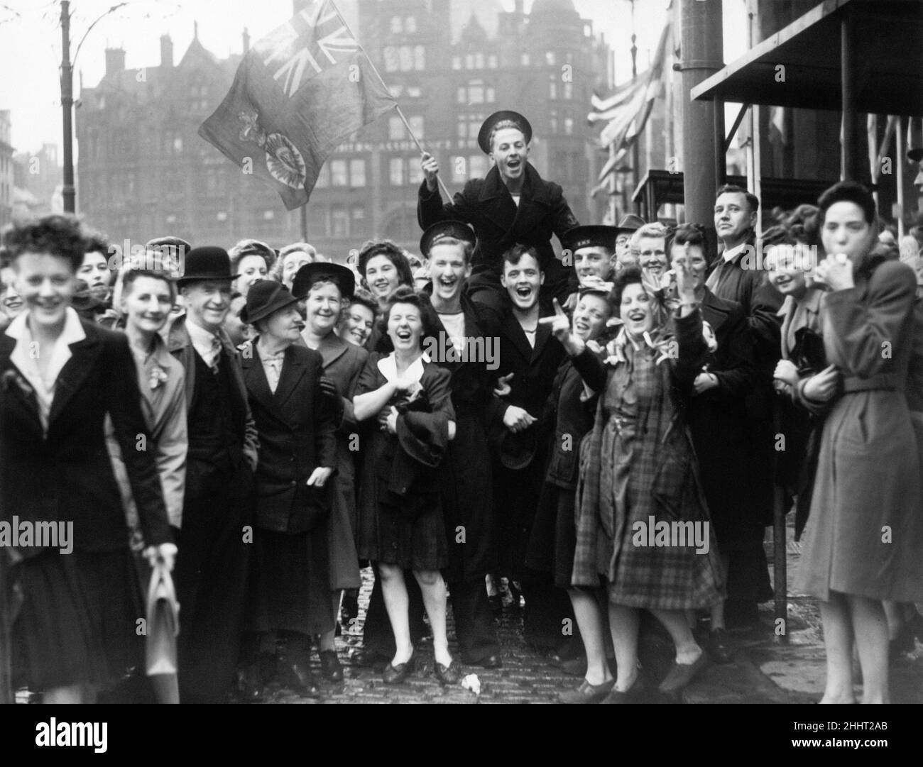 Les foules célèbrent la victoire à la fête du Japon à Albert Square, Manchester, à la fin de la Seconde Guerre mondiale.15th août 1945. Banque D'Images