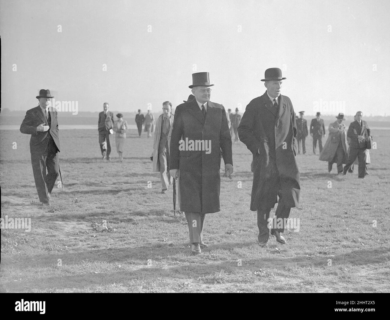 Lord Halifax (à droite), secrétaire aux Affaires étrangères, avec un fonctionnaire de l'ambassade allemande à l'aérodrome de Heston avant le départ du Premier ministre britannique Neville Chamberlain pour des entretiens avec Adolf Hitler à Munich.15th septembre 1938. Banque D'Images