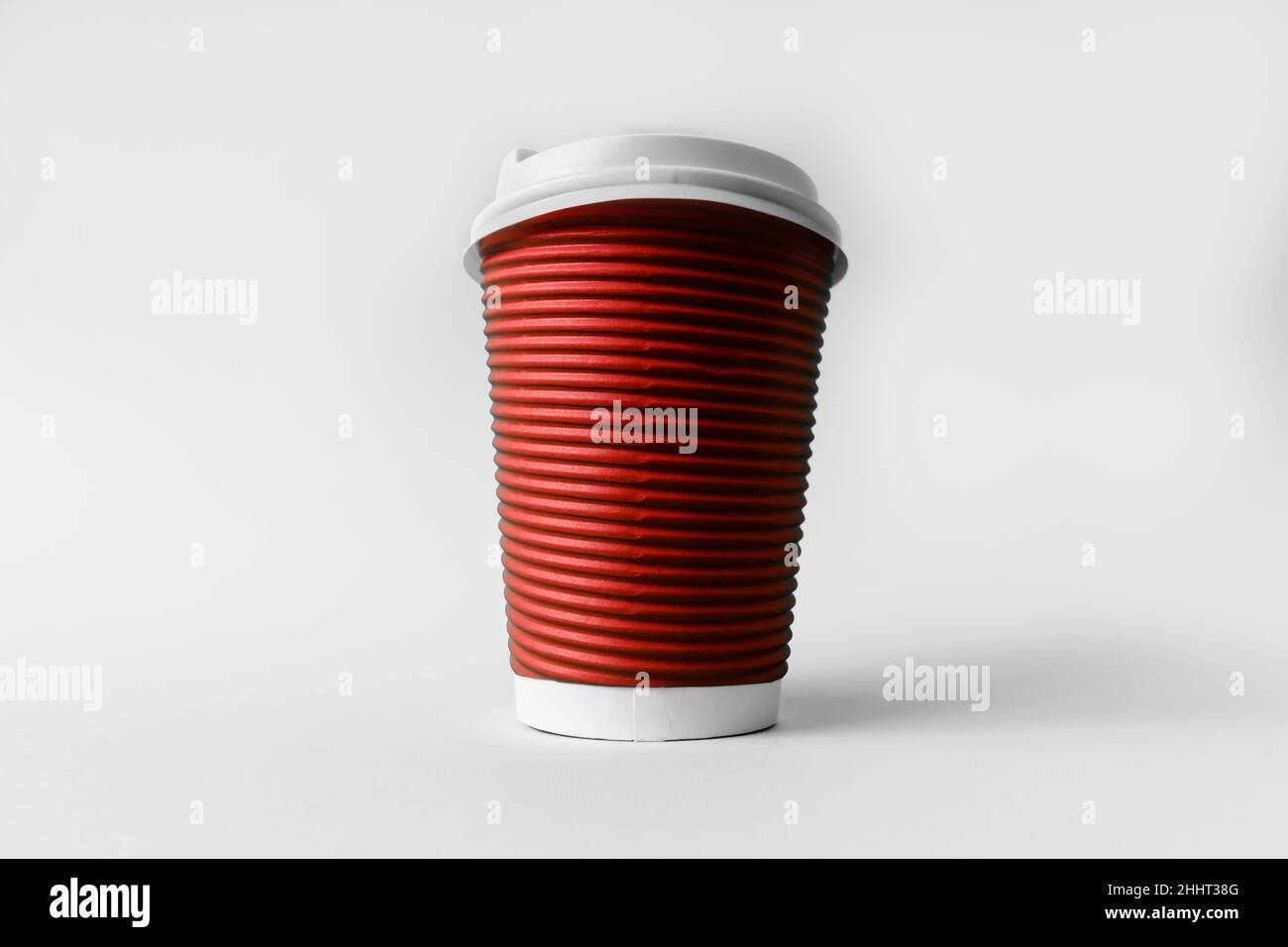 Gobelet en papier rouge jetable pour café sur fond gris. Banque D'Images